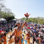Renán Barrera acompaña a usuarios del transporte gratuito con destino a Ciudad Carnaval