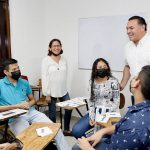 Alcalde entrega certificados de becas del cien por ciento a jóvenes para que cursen propedéuticos