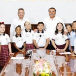 Entrega INE primera credencial para votar a persona no binaria en Yucatán