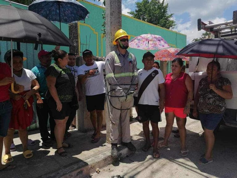 Suspenden a trabajador de CFE que fue «amarrado» por vecinos en Valladolid