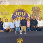 En gira de trabajo por Sotuta, Vila Dosal continuó con la distribución de paquetes de “Impulso Escolar”