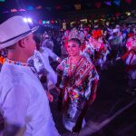 Díaz Mena encabeza el encendido del tradicional Árbol de Navidad en Palacio de Gobierno