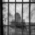 Enfrentará su juicio en prisión por exhibirse obscenamente ante una menor en la Azcorra