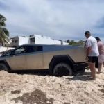 «¿Y la otra mejilla?»: Jesús lanza patada a joven en viacrucis y se viraliza