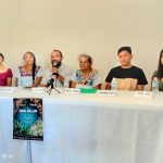 Apoya Cecilia Patrón con lentes a niñas y niños de escuela primaria