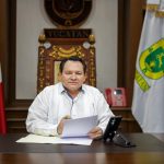 Apoya Cecilia Patrón con lentes a niñas y niños de escuela primaria