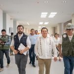 Joaquín Díaz Mena enciende el árbol navideño en Palacio de Gobierno