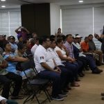 Acompañada de la Policía de Mérida, Cecilia Patrón acerca la Navidad a las comisarías del sur.