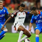 Paracaidista cae en la avenida Balderas y queda atrapado en semáforo en CDMX