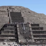 Veracruz: Camioneta cae al mar en el Bulevar Manuel Ávila Camacho; un tripulante logra salvarse