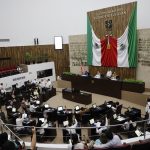 Yucatán reconoce a docentes por décadas de labor educativa