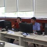 Sheinbaum se sube al nuevo auto eléctrico mexicano, Olinia