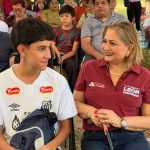 Ganadora del Premio Estatal de las Juventudes inspira a nuevas generaciones