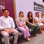 Joaquín Díaz Mena reconoce excelencia académica de estudiantes yucatecos