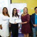 Ganadora del Premio Estatal de las Juventudes inspira a nuevas generaciones