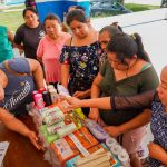 Personas con discapacidad disfrutan la playa durante Verano Inclusivo del Iipedey 