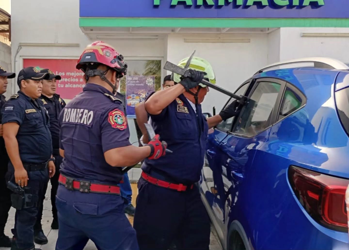 Bebé se queda atrapado en un auto en Ciudad Caucel